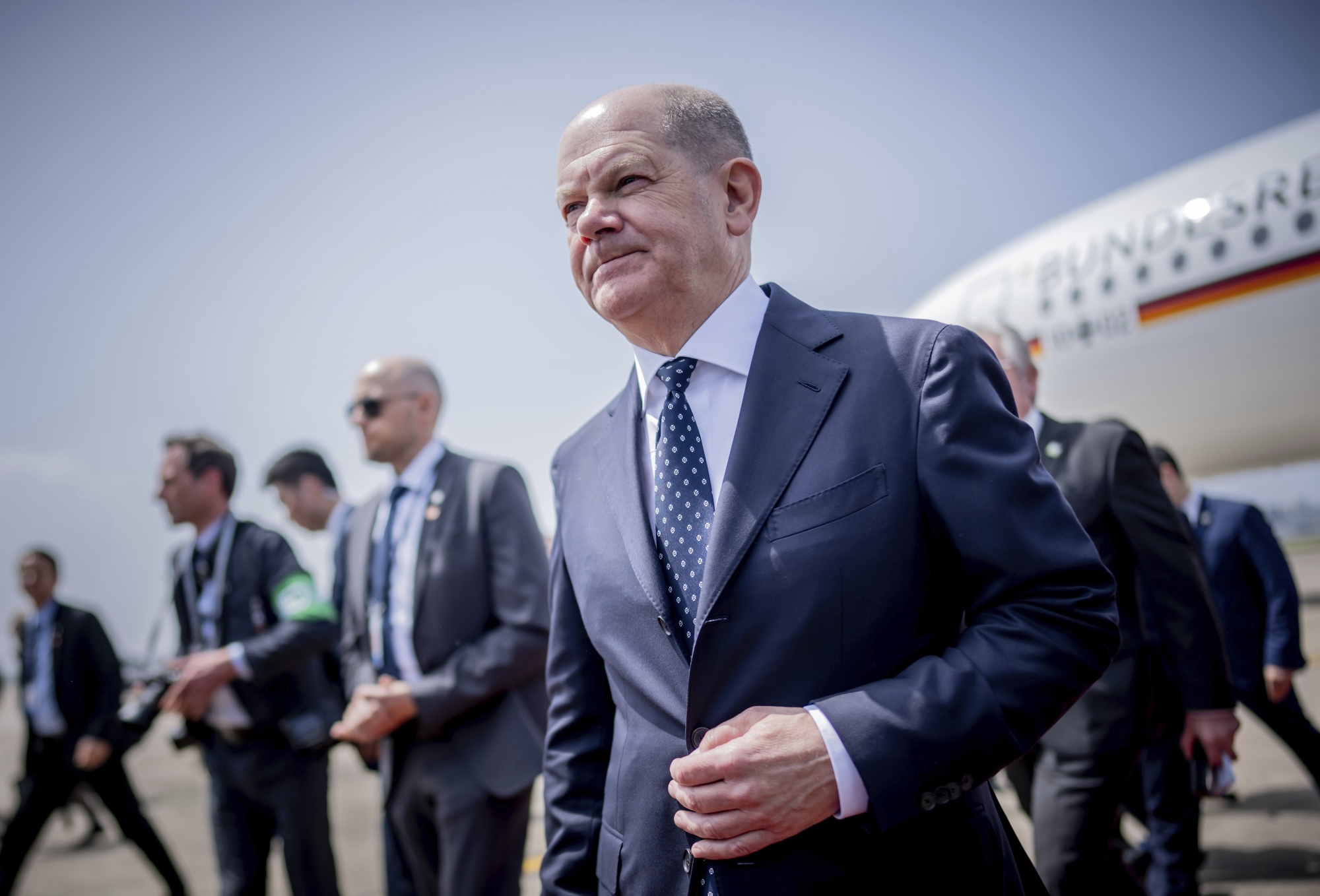 The German Chancellor, Olaf Scholz, visits China and is received by municipal officials